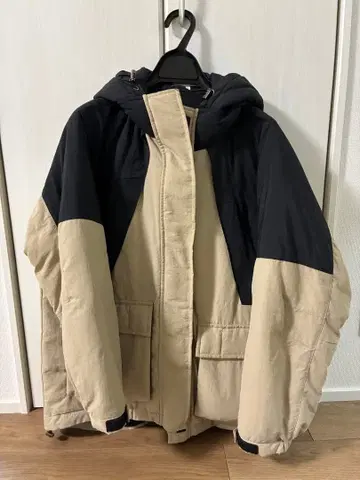 후드 부착 다운 자켓 베이지/블랙