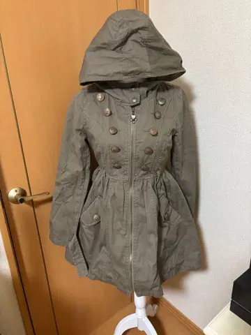 카키색 후드 부착 트렌치코트