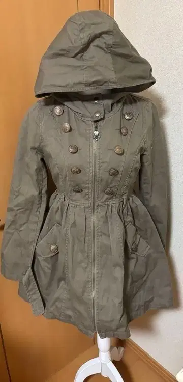 카키색 후드 부착 트렌치코트