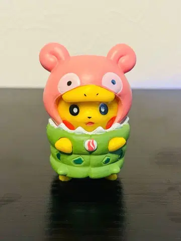 야돈을 입은 피카츄 피규어.