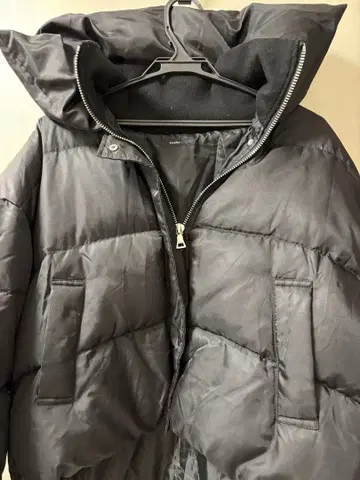 블랙 후드 부착 다운 자켓