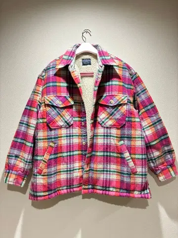 핑크색 계열 중간 보아 셔츠 자켓