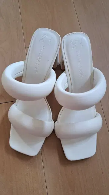 화이트 스트랩 힐 샌들