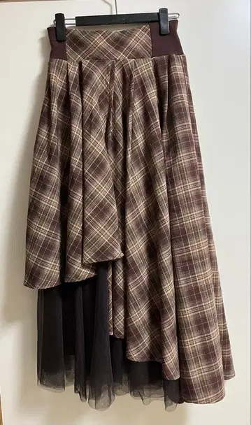 브라운 계열 체크 비대칭 스커트