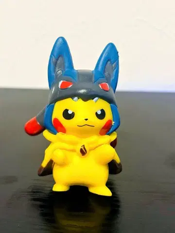 루카리오를 입은 피카츄 피규어.