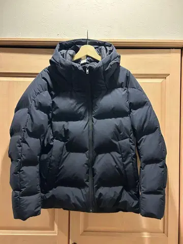 UNIQLO 다크 네이비 후드 부착 심리스 다운 자켓