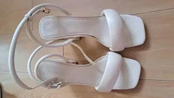 화이트 스트랩 샌들