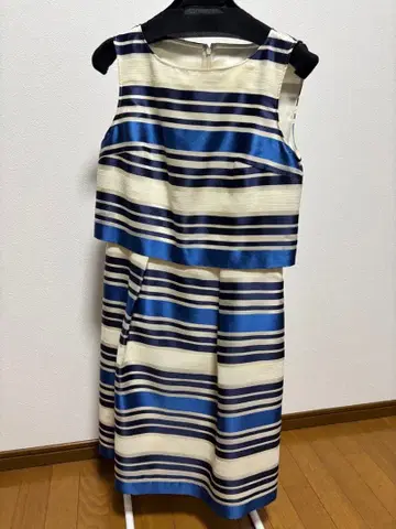 ANAYI 슬리브리스 무릎 기장 원피스 파랑과 화이트 스트라이프