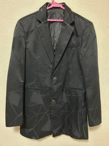 기하학 패턴의 블랙 테일러드 자켓