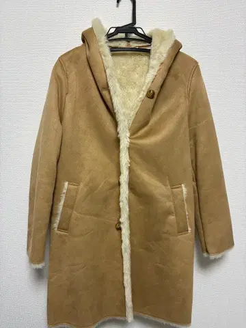 유니클로 후드 부착 베이지 무스탕 코트 L 사이즈