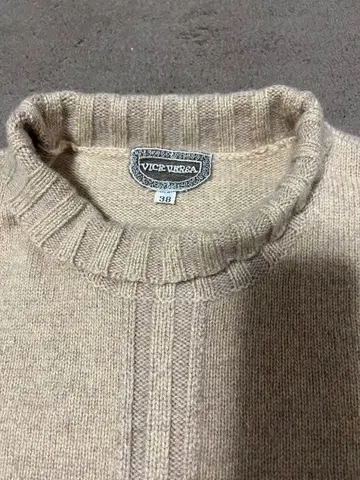 캐시미어 VICE VERSA 베이지 하이넥 스웨터 38