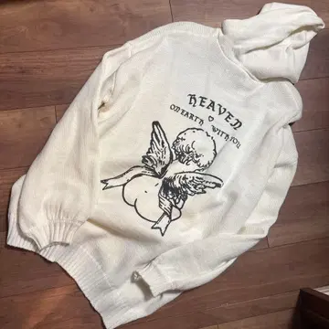 천사 프린트 화이트 후드 부착 니트