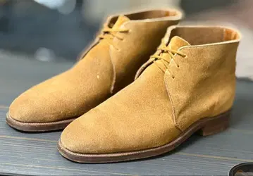 조지 클레버리 스웨이드 처카 부츠