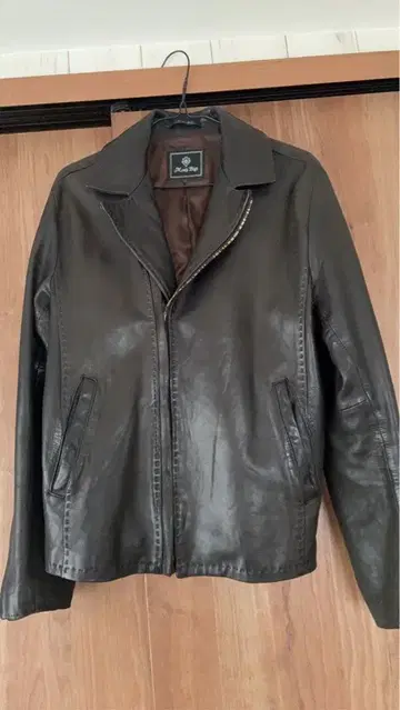 다크 브라운 가죽 자켓