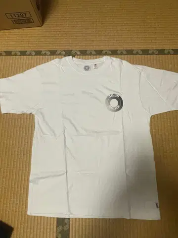 화이트 T셔츠 EXAMPLE 디자인