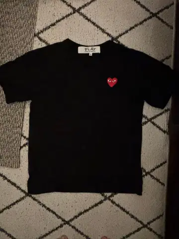 PLAY 블랙 T셔츠 하트 자수