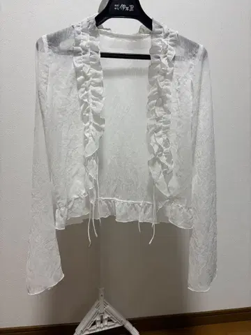 프릴 달린 화이트 가디건 38