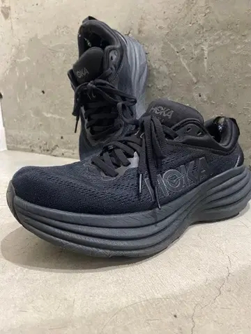 HOKA 본다이8 블랙 스니커즈