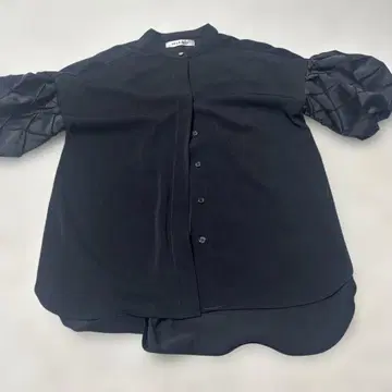 HIAND 블랙 셔츠 볼륨 슬리브