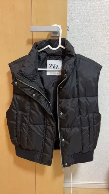 ZARA 블랙 다운 베스트