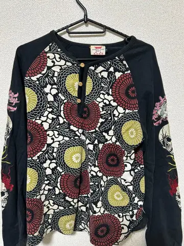 스컬 자수 래글런 슬리브 티셔츠