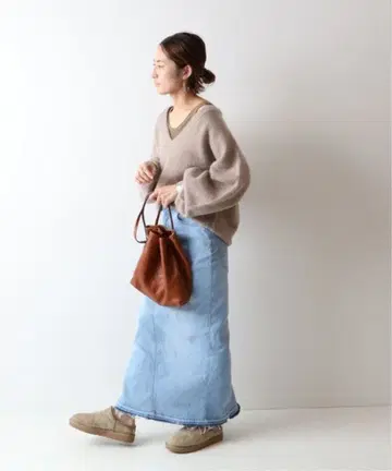 프레임워크 베이지 V넥 니트 프로필 일독