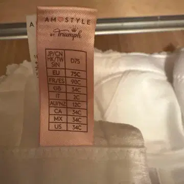 Triumph 화이트 코르셋 D75