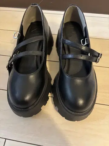 VIVIAN 블랙 통굽 스트랩 슈즈