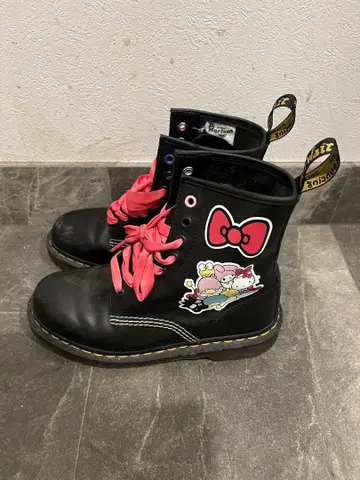 닥터마틴 산리오 콜라보 부츠 24 UK5