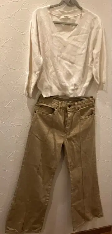 스나이델 화이트 니트와 플레어 팬츠 셋업