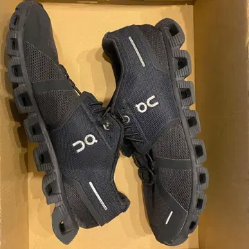 On Cloud 블랙 스니커즈