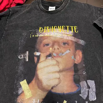 Dishonette 그래픽 T셔츠 블랙