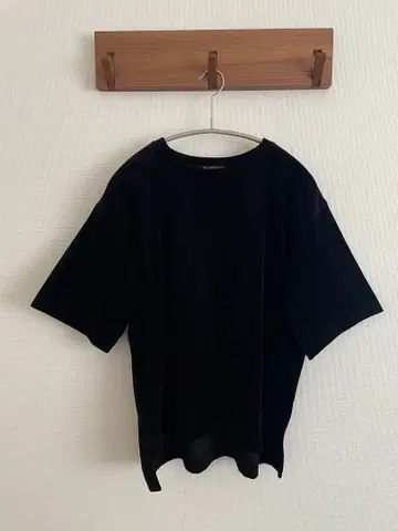 미즈이로 인드 블랙 반팔 T셔츠 벨벳