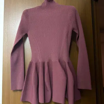 CFCL 터틀넥 플레어 니트 크림슨 컬러