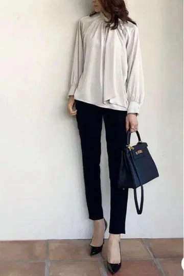 BEATRICE 새틴 리본 블라우스 사이즈 38 베이지 새상품급 보타이