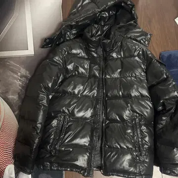 블랙 후드 부착 다운 자켓