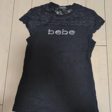 bebe 블랙 레이스 소매 T셔츠