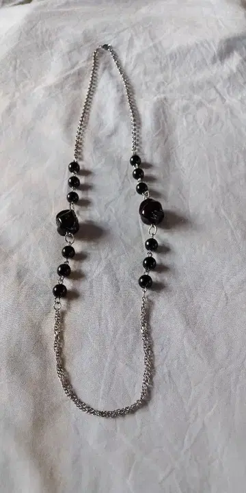 블랙 비즈와 실버 색상 체인 목걸이