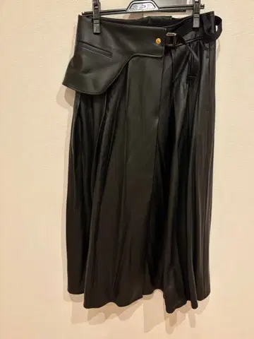 THE RERACS 에코 가죽 플레어 스커트 블랙