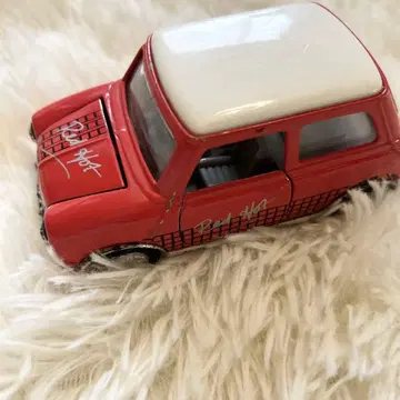 사인 포함 빨간색과 화이트 미니카 토미카