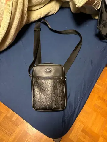 라코스테 모노그램 숄더백