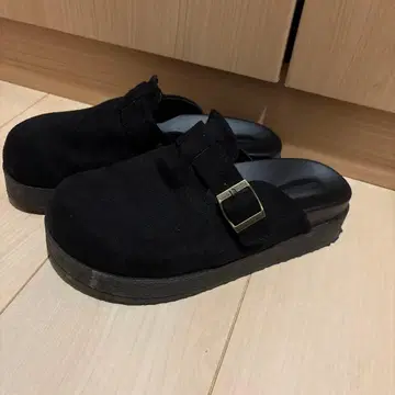 coen 블랙 스웨이드 클로그 샌들