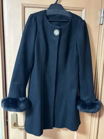 에블린 펄 브로치 포함 롱 코트 블랙