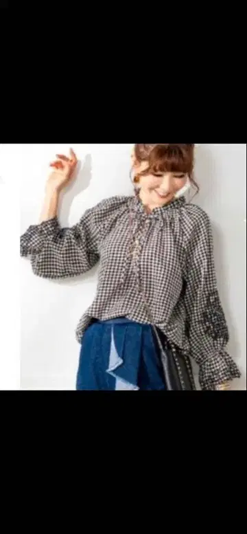 앤드러브 어른의 설렘 컷워크 블라우스 LL