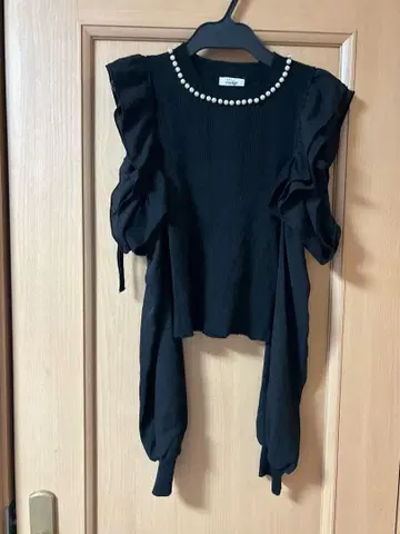 에블린 어깨 트임 펄 장식 니트 블랙