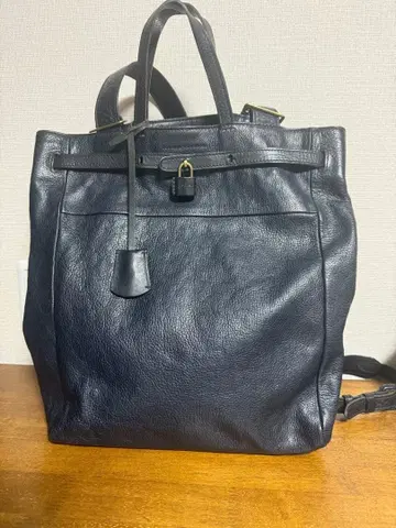 가죽 소재 블랙 백팩 겐텐 비아지