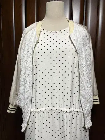 도트 무늬 원피스와 레이스 블루종 세트