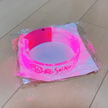 오오모리 세이코 주먹을 치켜드는 빛나는 뱅글 반지 라이트