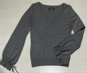 A.T 소매가 귀여운 V넥 스웨터 울 100%