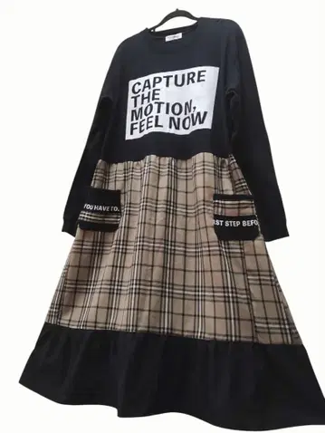 구제 의류 리메이크 블랙 티셔츠와 베이지 체크 원피스